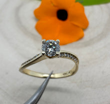 Load image into Gallery viewer, 14 ct. gold ring with 0,47 tcw. diamonds
