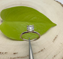 Load image into Gallery viewer, 14 ct. goldring with 1,09 ct. diamond
