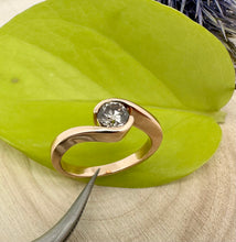 Load image into Gallery viewer, Ring in 14 ct. rose gold with 0,53 ct. diamond
