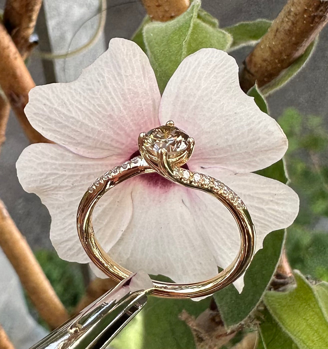 Elegant gold ring with 0,52 tcw. natural diamonds