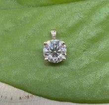 Load and play video in Gallery viewer, 14 ct. gold pendant with 1,00 ct. natural diamond
