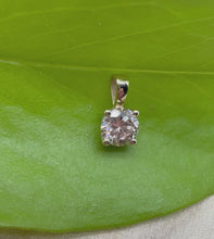 Load and play video in Gallery viewer, Pendant in 14 ct. gold with 0,40 ct. natural diamond

