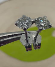 Load and play video in Gallery viewer, Set of stud earrings with 0,61 tcw. diamonds
