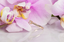 Load image into Gallery viewer, Gold solitaire ring with beautiful light yellow diamond
